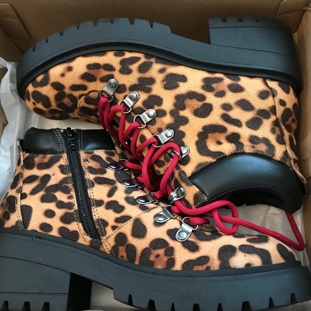 Womens Skechers boots size 8